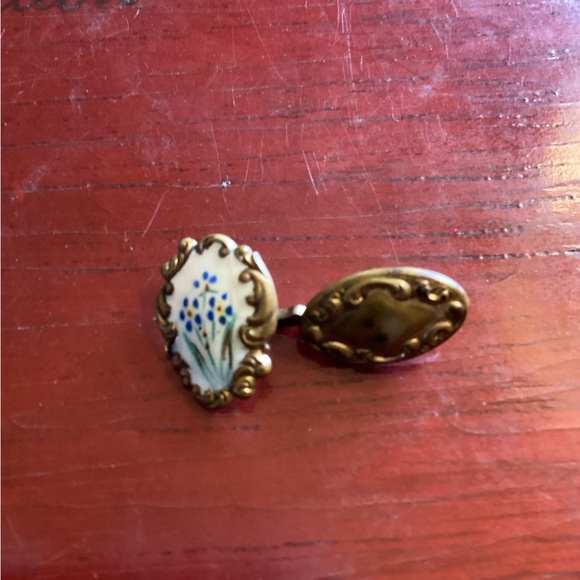 Victorian Ladies Brass Button - Picture 1 of 2